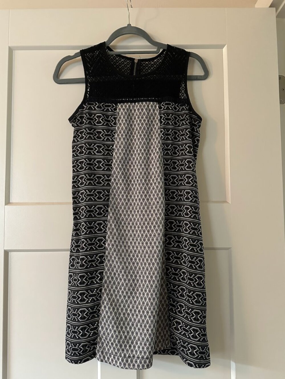 Women's Black and White Sleeveless Tunic Dress